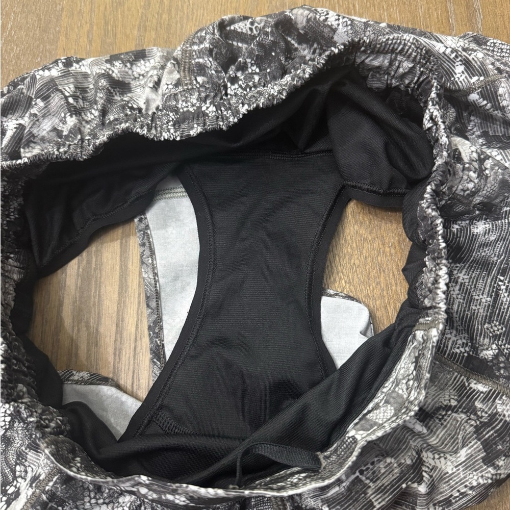 Lululemon Hotty Hot Shorts  Sz 8 **** - Picture 8 of 10